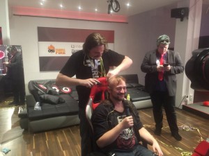 Gronkh rasiert PhunkRoyal eine Glatze